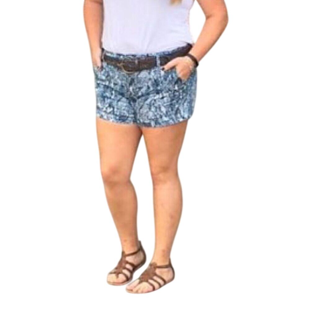 Calvin Klein Women's Blue and White Snake Print Shorts - Size 14